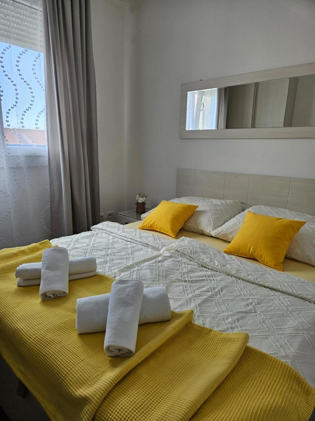 Bracera With Free Parking Split